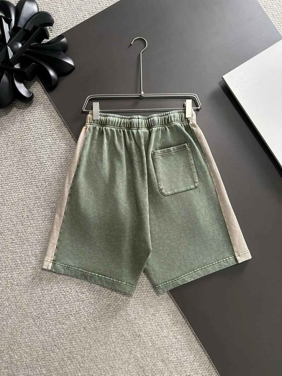 Next day shipment P300 High quality Stone lsland/Stone Island 2025 spring and summer new high-definition elastic band casual solid color loose shorts, made with machines imported from Italy. The hem of the trousers is stitched with two needles. The stitching is fine and firm. The fabric is customized at the counter and is highly breathable and comfortable. The details are impeccable. The brand element design concept reflects high quality. It feels delicate and soft! It presents a casual cut and the upper body shape is great! Size: S-XXL